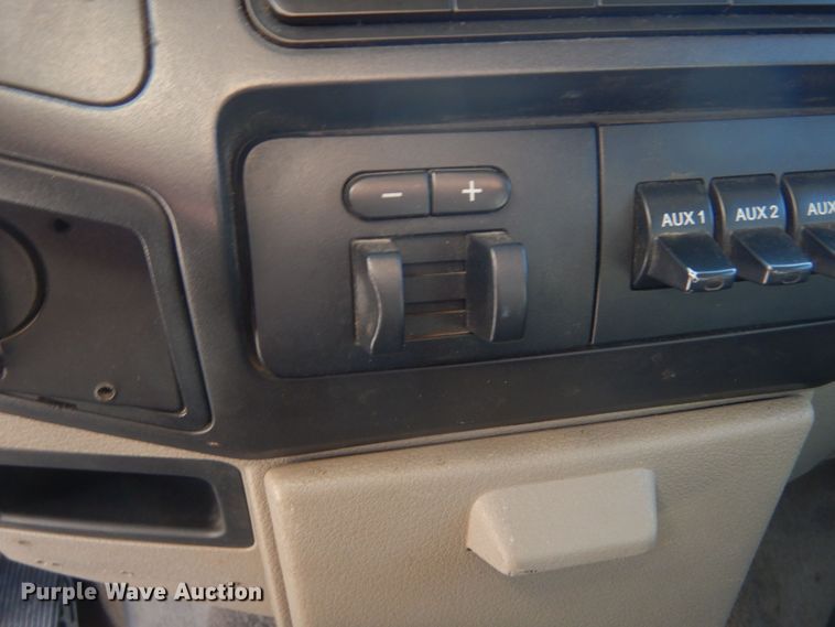 image for item KS9961 2009 Ford F450 Super Duty XLT  Crew Cab flatbed truck