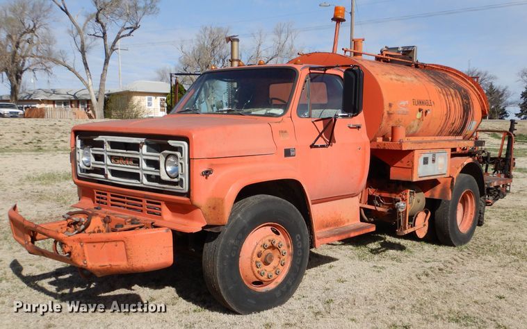 image for item LJ9947 1985 GMC Sierra 7000  oil distributor truck