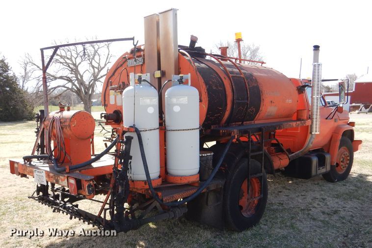 image for item LJ9947 1985 GMC Sierra 7000  oil distributor truck