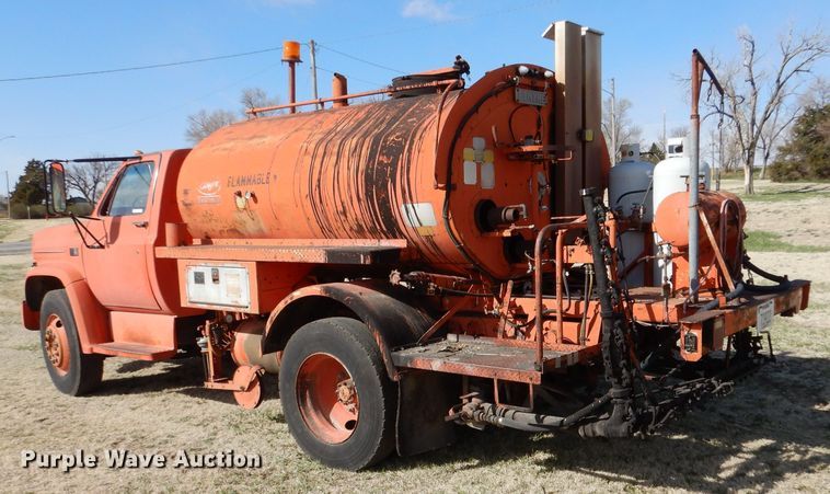 image for item LJ9947 1985 GMC Sierra 7000  oil distributor truck