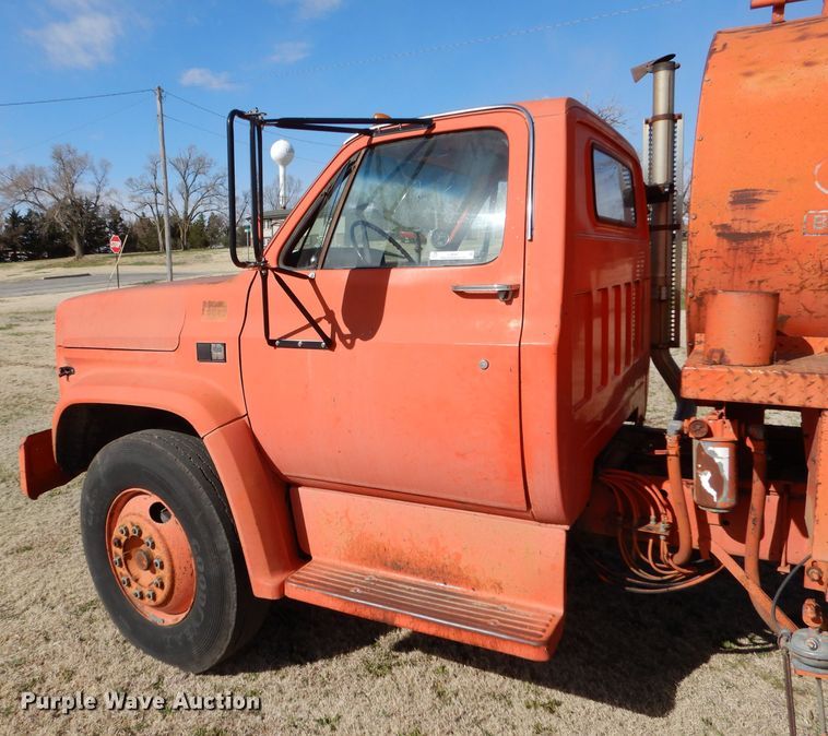 image for item LJ9947 1985 GMC Sierra 7000  oil distributor truck