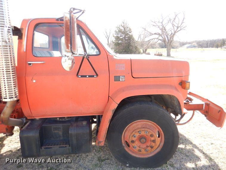 image for item LJ9947 1985 GMC Sierra 7000  oil distributor truck