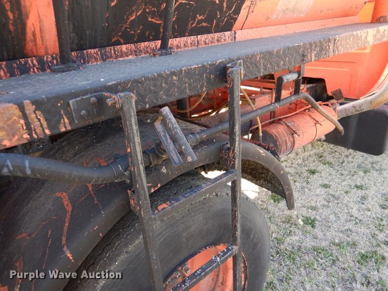 image for item LJ9947 1985 GMC Sierra 7000  oil distributor truck