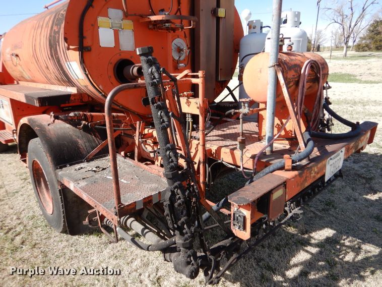 image for item LJ9947 1985 GMC Sierra 7000  oil distributor truck