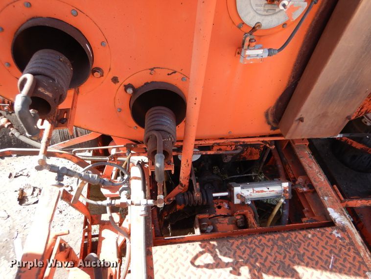 image for item LJ9947 1985 GMC Sierra 7000  oil distributor truck