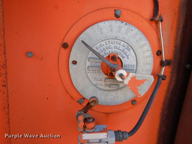 image for item LJ9947 1985 GMC Sierra 7000  oil distributor truck