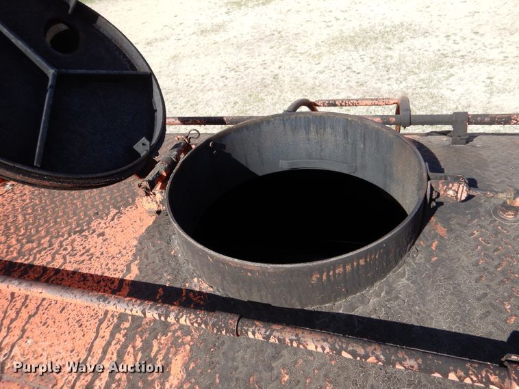 image for item LJ9947 1985 GMC Sierra 7000  oil distributor truck