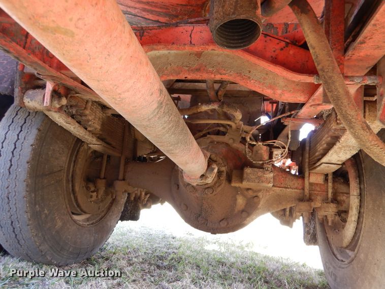 image for item LJ9947 1985 GMC Sierra 7000  oil distributor truck