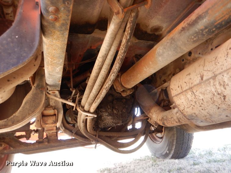 image for item LJ9947 1985 GMC Sierra 7000  oil distributor truck