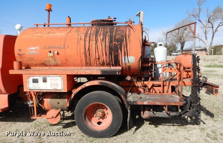 image for item LJ9947 1985 GMC Sierra 7000  oil distributor truck