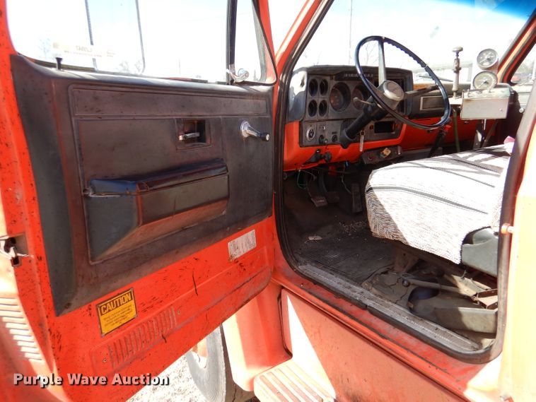 image for item LJ9947 1985 GMC Sierra 7000  oil distributor truck