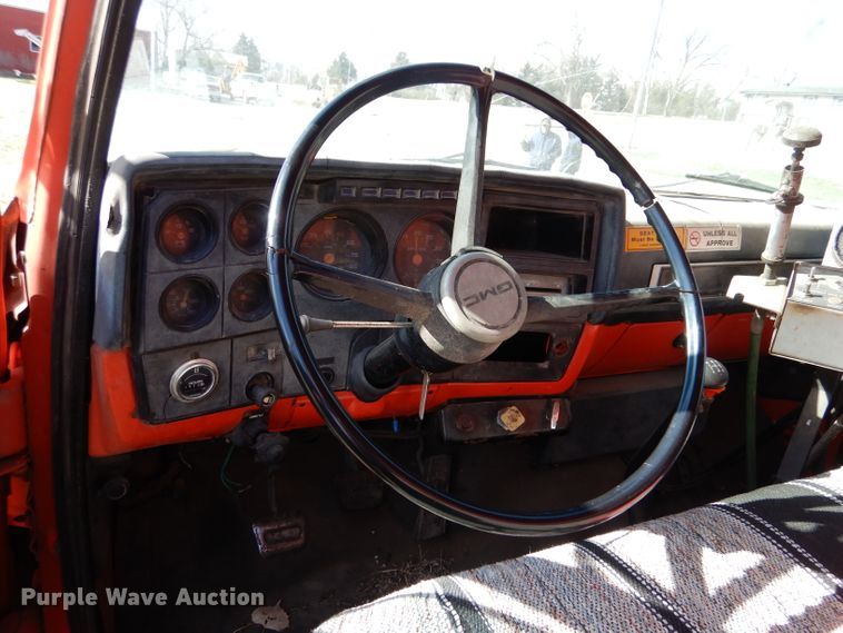 image for item LJ9947 1985 GMC Sierra 7000  oil distributor truck