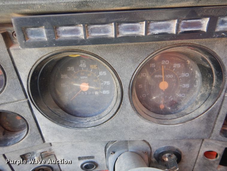 image for item LJ9947 1985 GMC Sierra 7000  oil distributor truck