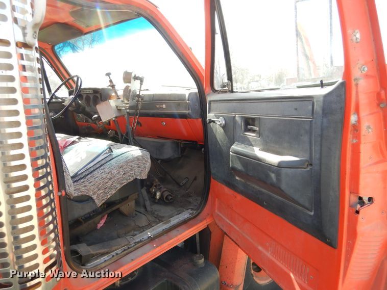 image for item LJ9947 1985 GMC Sierra 7000  oil distributor truck