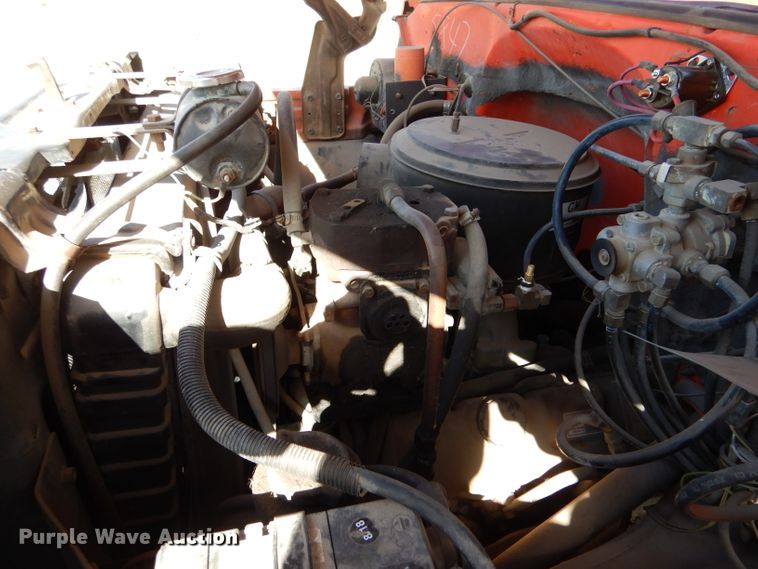 image for item LJ9947 1985 GMC Sierra 7000  oil distributor truck