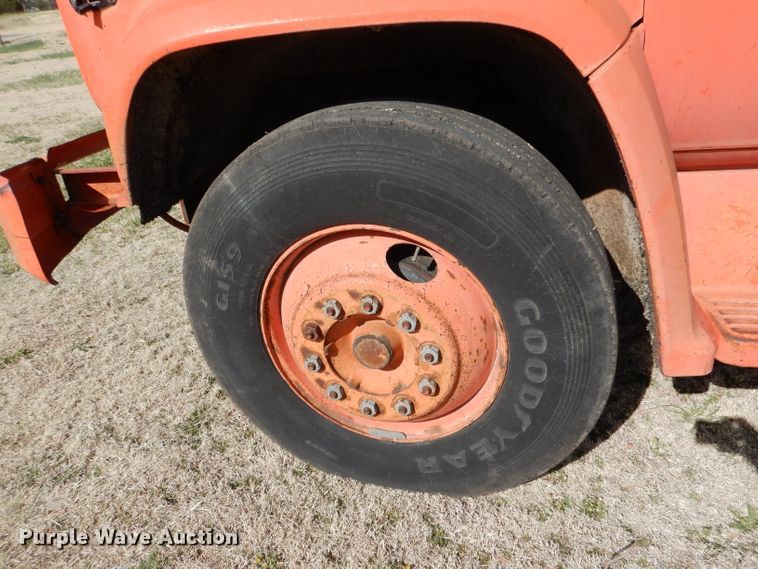 image for item LJ9947 1985 GMC Sierra 7000  oil distributor truck