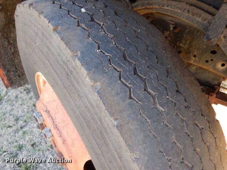 image for item LJ9947 1985 GMC Sierra 7000  oil distributor truck