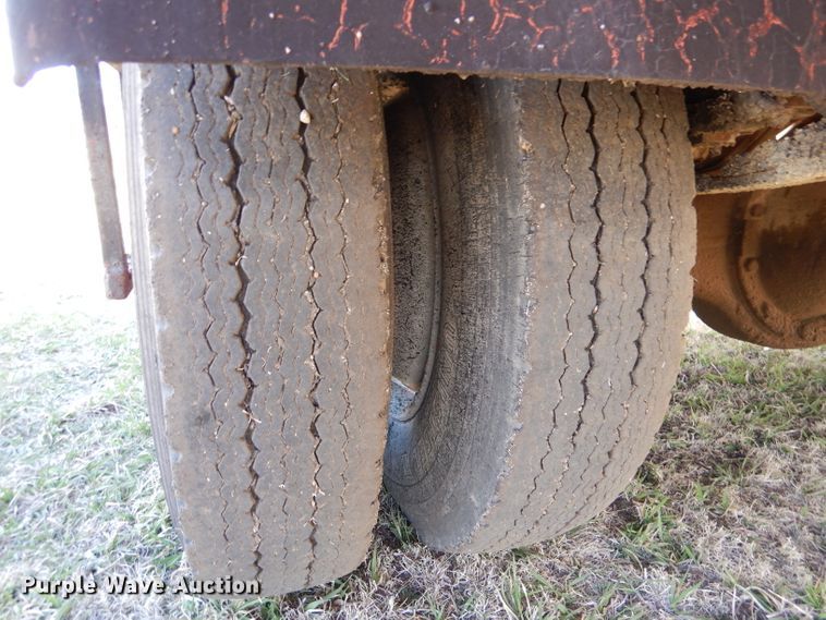 image for item LJ9947 1985 GMC Sierra 7000  oil distributor truck