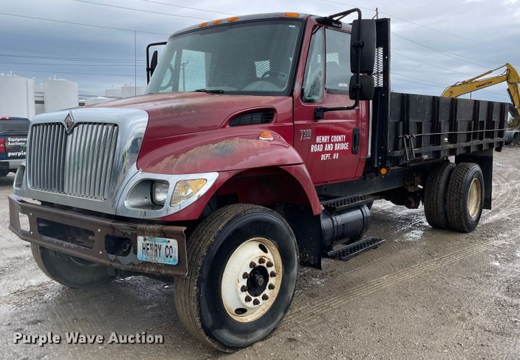 image for item MJ9651 2004 International 7300  dump flatbed truck