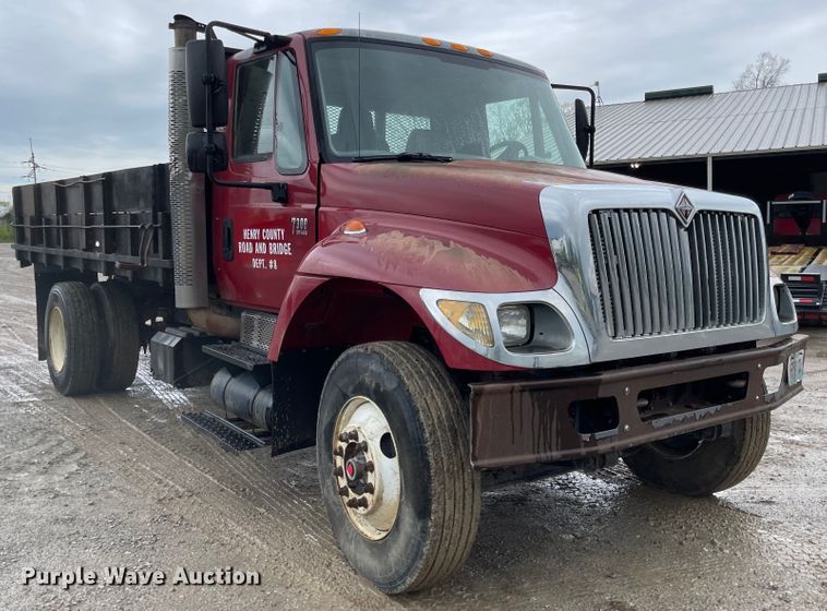 image for item MJ9651 2004 International 7300  dump flatbed truck