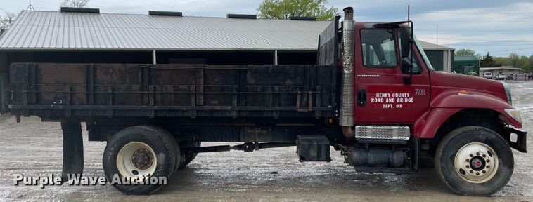 image for item MJ9651 2004 International 7300  dump flatbed truck