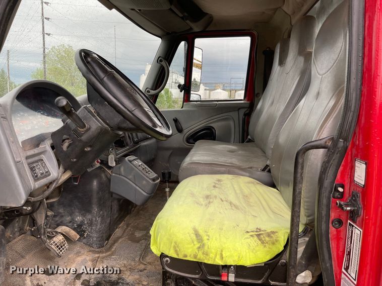 image for item MJ9651 2004 International 7300  dump flatbed truck