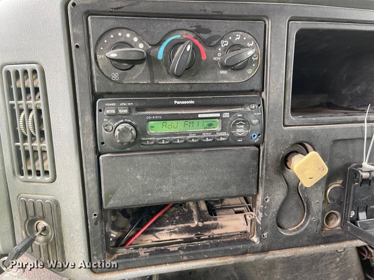 image for item MJ9651 2004 International 7300  dump flatbed truck