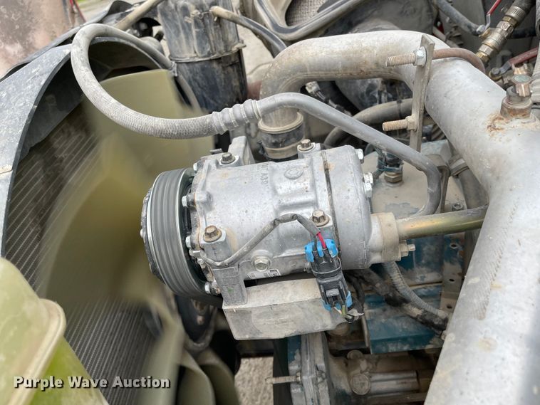 image for item MJ9651 2004 International 7300  dump flatbed truck