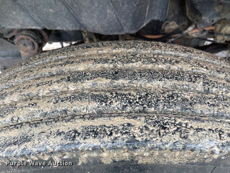 image for item MJ9651 2004 International 7300  dump flatbed truck