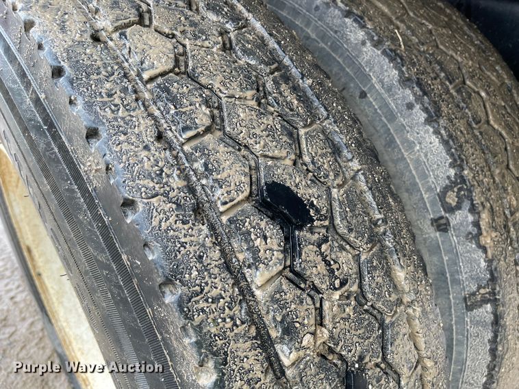 image for item MJ9651 2004 International 7300  dump flatbed truck