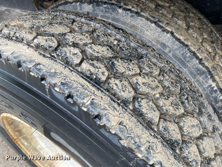 image for item MJ9651 2004 International 7300  dump flatbed truck