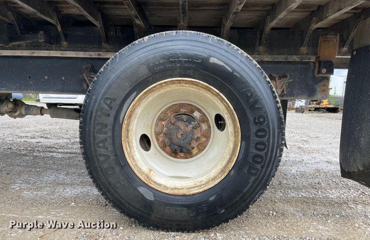 image for item MJ9651 2004 International 7300  dump flatbed truck