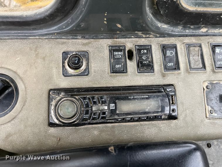 image for item MJ9655 1998 Komatsu PC200LC-6  excavator