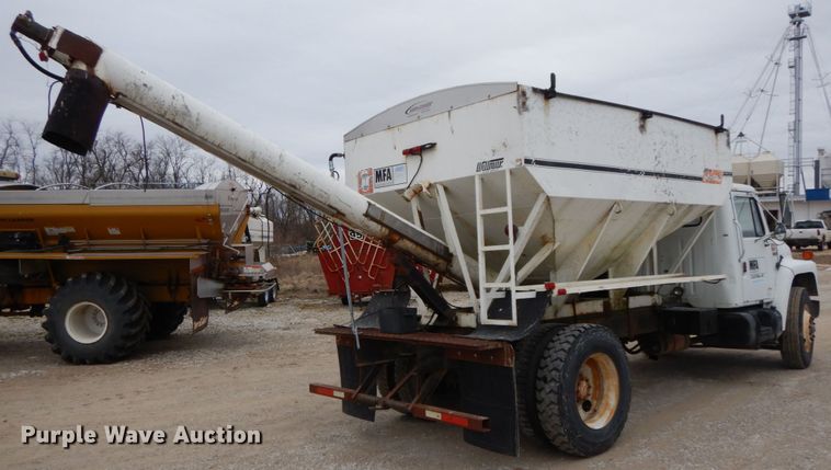 image for item DF6457 1987 International 1955  fertilizer delivery truck