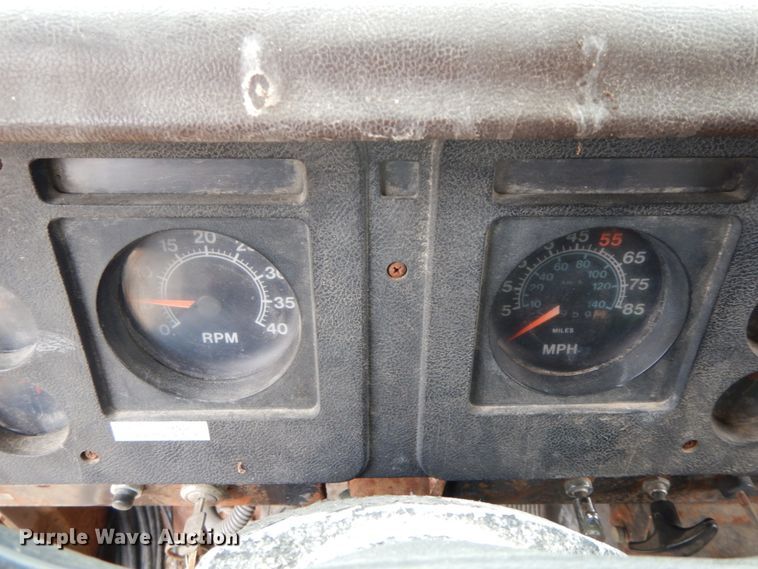 image for item DF6457 1987 International 1955  fertilizer delivery truck