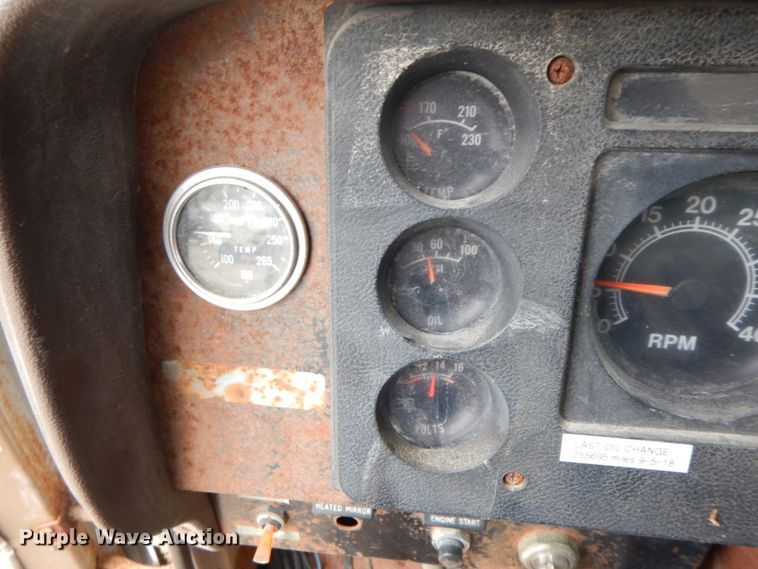 image for item DF6457 1987 International 1955  fertilizer delivery truck