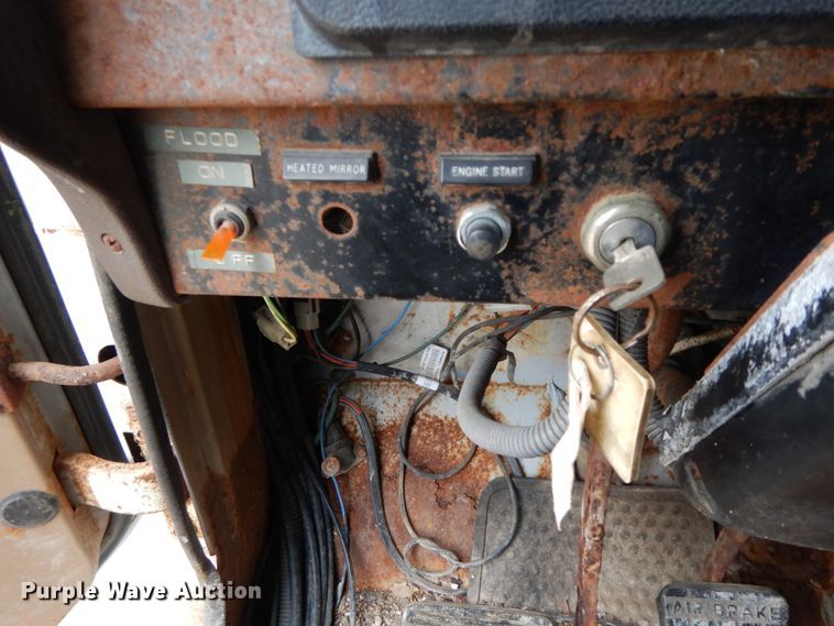 image for item DF6457 1987 International 1955  fertilizer delivery truck