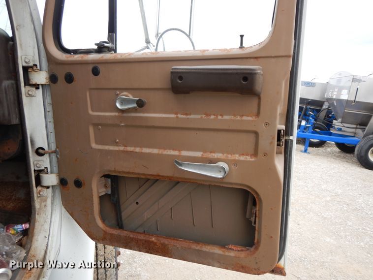 image for item DF6457 1987 International 1955  fertilizer delivery truck