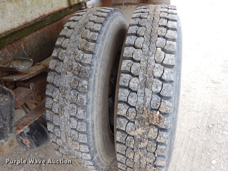 image for item DF6457 1987 International 1955  fertilizer delivery truck