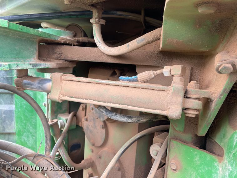 image for item DJ5134 1993 John Deere 8870  4WD tractor