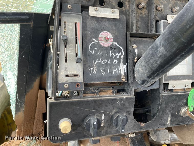 image for item DJ5134 1993 John Deere 8870  4WD tractor