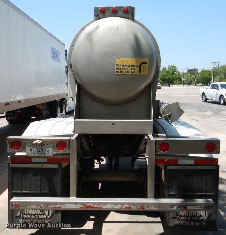 image for item DJ8951 2011 Bulk Tank International  tank trailer
