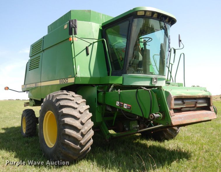 image for item DN1503 1992 John Deere 9600  combine