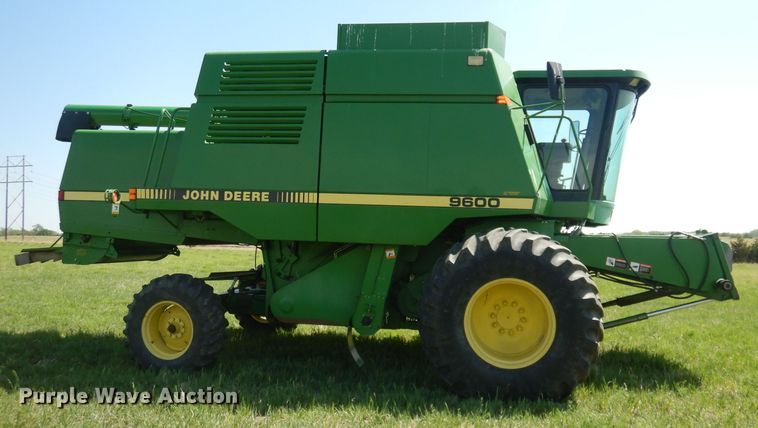 image for item DN1503 1992 John Deere 9600  combine