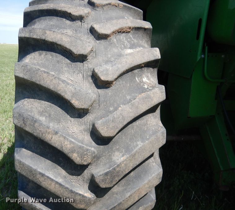 image for item DN1503 1992 John Deere 9600  combine