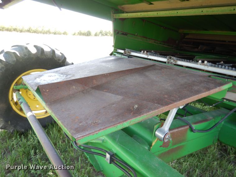 image for item DN1503 1992 John Deere 9600  combine