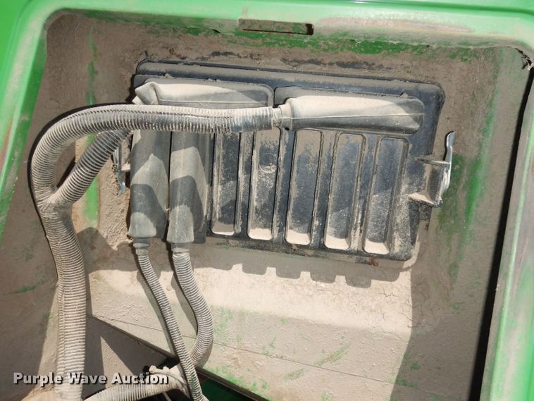 image for item DN1503 1992 John Deere 9600  combine