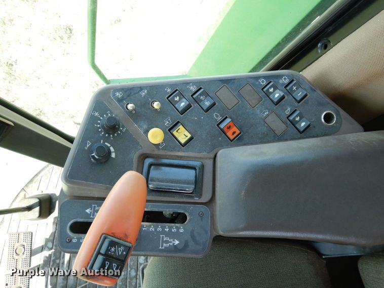 image for item DN1503 1992 John Deere 9600  combine