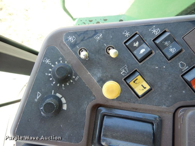 image for item DN1503 1992 John Deere 9600  combine