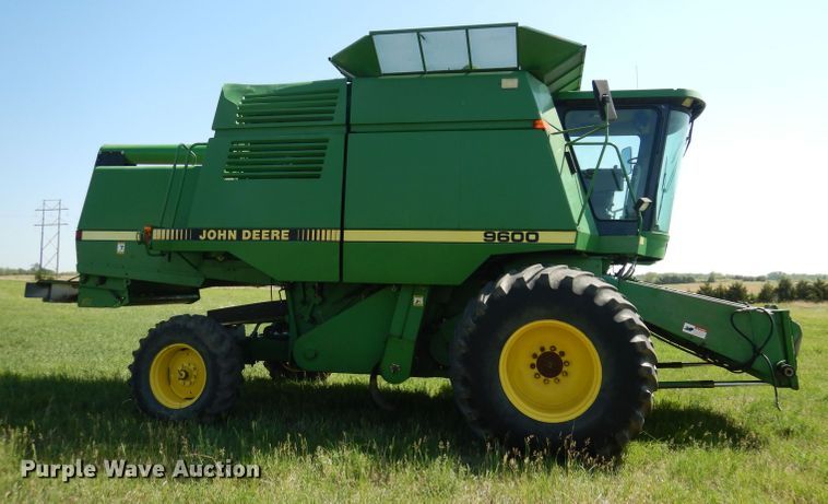 image for item DN1504 1993 John Deere 9600  combine